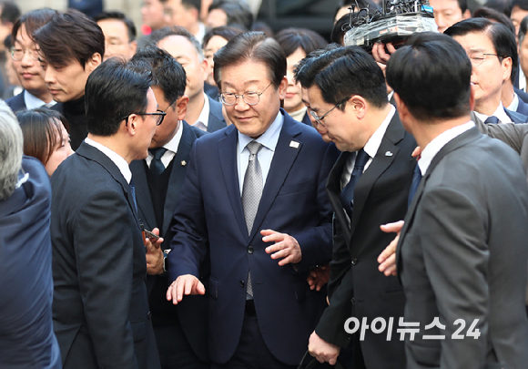 이재명 더불어민주당 대표가 15일 오후 서울 서초구 서울중앙지방법원에서 열리는 '공직선거법 위반' 1심 선고 공판에 출석하기 위해 법정으로 향하고 있다. [사진=곽영래 기자]