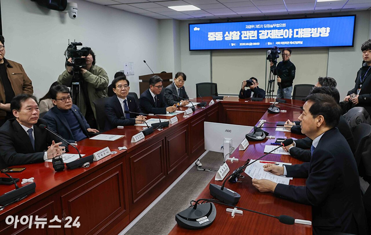 구윤철 부총리 겸 재정경제부 장관이 6일 오전 서울 여의도 국회 의원회관에서 중동 상황 관련 경제분야 대응방향을 주제로 열린 재정경제위원회 제5차 당정실무협의회에서 모두발언을 하고 있다. [사진=곽영래 기자]