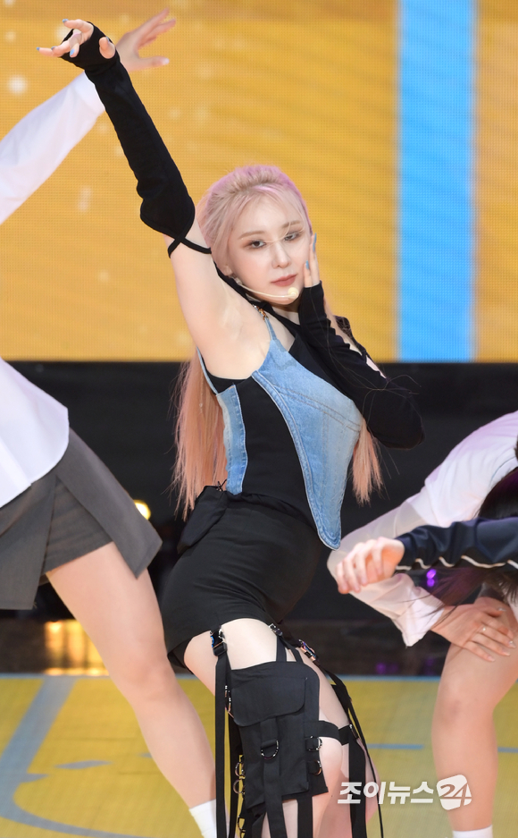 가수 이채연이 18일 오후 서울 마포구 상암동 SBS프리즘타워 오디토리움에서 진행된 SBS M '더쇼' 생방송 현장에서 멋진 무대를 선보이고 있다. [사진=정소희 기자]