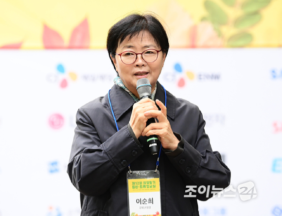 이순희 강북구청장이 25일 서울 강북구 우이동 북한산국립공원 우이분소(백운천 휴게공간)에서 열린 '브브걸 민영과 함께 하는 팬트레킹-제12회 희망찾기 등산&middot;트레킹 교실' 개막행사에 참석해 축사를 하고 있다. [사진=정소희 기자]