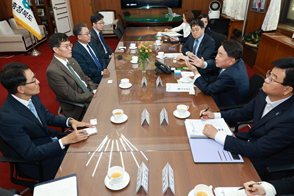 김영환 충북지사와 이창용 한국은행 총재가 29일 충북도청에서 경제 현안에 대해 이야기 나누고 있다. [사진=충북도]