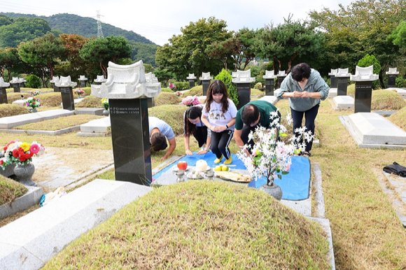 추석을 앞두고 인천 부평구 인천가족공원을 찾은 성묘객들이 성묘하고 있다. [사진=연합뉴스]