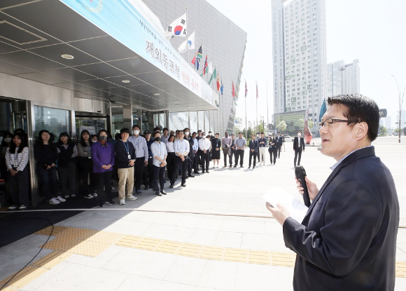 10일 인천광역시 송도국제도시 G타워에서 진행된 소방훈련 현장에서 변주영 인천경제청 차장이 직원 등에게 훈련 개요 등을 설명하고 있다. [사진=인천경제청]