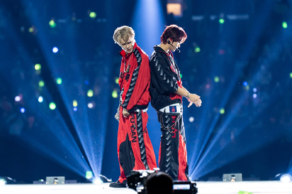 그룹 NCT 127이 지난 1일(현지시간)부터 3일까지 미국 로스앤젤레스 크립토닷컴 아레나에서 열린 K-팝 팬&아티스트 페스티벌 '케이콘 엘에이 2025(KCON LA 2025)' 무대에서 열띤 공연을 펼치고 있다. [사진=CJ ENM]