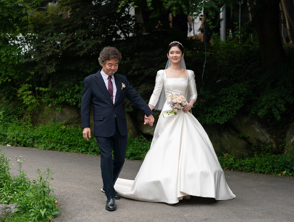 장나라의 결혼식 사진이 공개됐다. [사진=라원문화]