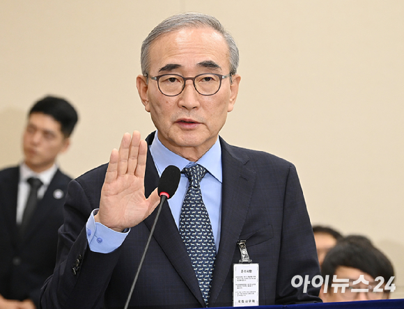 김영섭 KT 대표가 21일 서울 여의도 국회 과학기술정보방송통신위원회에서 열린 정보통신산업진흥원 등에 대한 국정감사에서 증인 선서를 하고 있다. [사진=곽영래 기자]