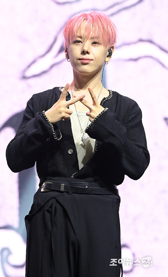 그룹 위아이 장대현이 29일 오후 서울 광진구 예스24라이브홀에서 열린 위아이(WEi) 여덟 번째 미니앨범 '원더랜드' 발매 기념 쇼케이스에 참석하고 있다. [사진=정소희 기자]