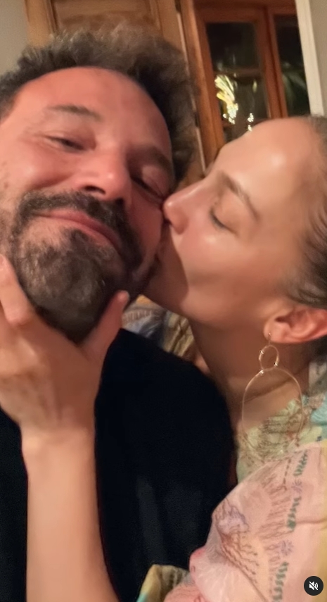 가수 유희열이 7일 온라인으로 진행된 JTBC 신규 음악예능프로그램 '뉴페스타' 제작발표회에 참석해 포즈를 취하고 있다. [사진=JTBC]