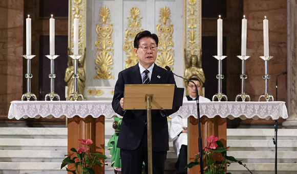 이재명 대통령이 14일(현지시간) 이탈리아 로마 성 바오로 대성전에서 열린 '평화와 연대를 위한 특별 미사'에서 기념연설을 하고 있다. 2026.6.14 [사진=연합뉴스]
