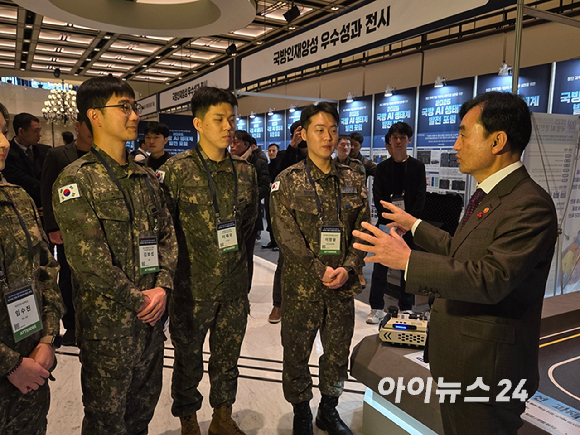 안규백 국방장관이 3일 '국방 AI 생태계 발전포럼'에 참석해 군인들과 대화하고 있다. [사진=최란 기자]