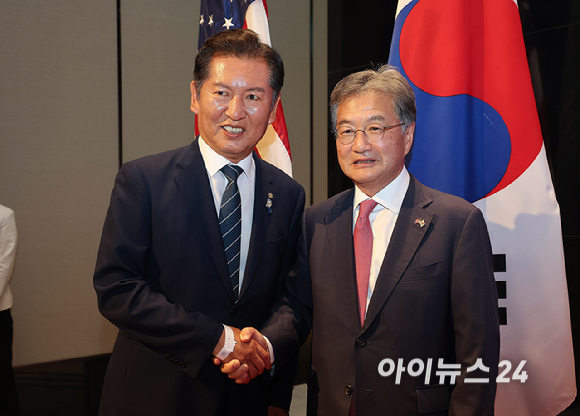 조셉 윤 주한 미국대사대리와 박윤주 외교부 1차관이 2일 오후 서울 용산구 그랜드 하얏트 호텔 그랜드 볼룸에서 열린 미국 독립기념일 행사에서 건배를 하고 있다. [사진=사진공동취재단]
