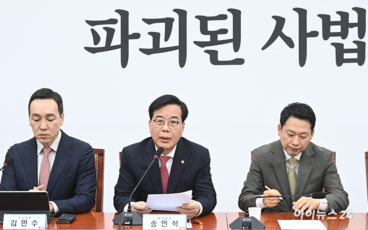 우원식 국회의장이 19일 국회의장실에서 원내 6개 정당 원내대표들과 회동하기에 앞서 기념 촬영을 하고 있다. 왼쪽부터 기본소득당 용혜인 원내대표, 진보당 윤종오 원내대표, 더불어민주당 한병도 원내대표, 우원식 국회의장, 조국혁신당 서왕진 원내대표, 개혁신당 천하람 원내대표, 사회민주당 한창민 원내대표. [사진=곽영래 기자]