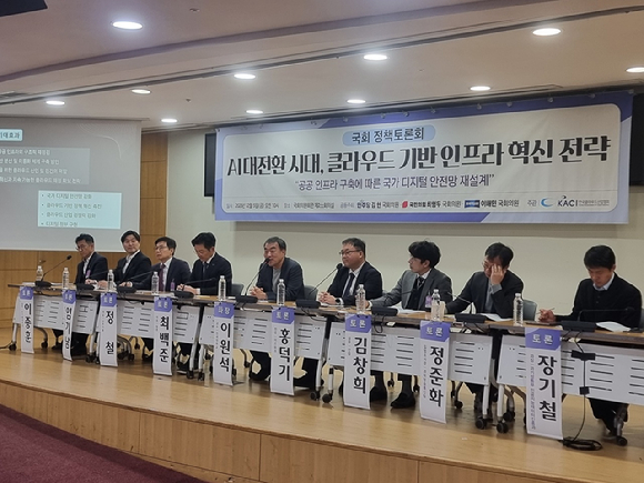 최지웅 한국클라우드산업협회장이 5일 오전 국회 의원회관에서 열린 'AI 대전환 시대, 클라우드 기반 인프라 혁신 전략' 정책토론회에서 기조연설을 하고 있다. [사진=윤소진 기자]