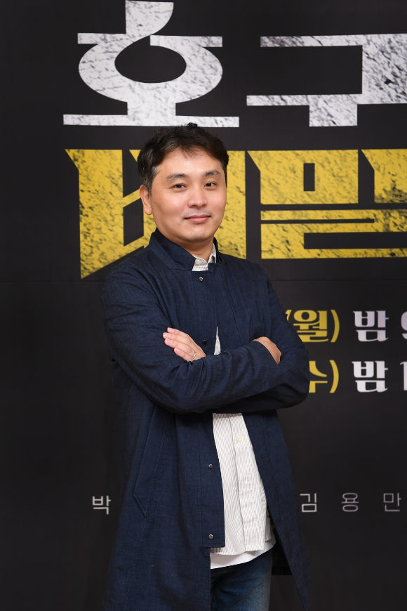 류영우PD가 15일 SBS 새 예능 '호구들의 비밀과외' 온라인 기자간담회에서 포즈를 취하고 있다. [사진=SBS]