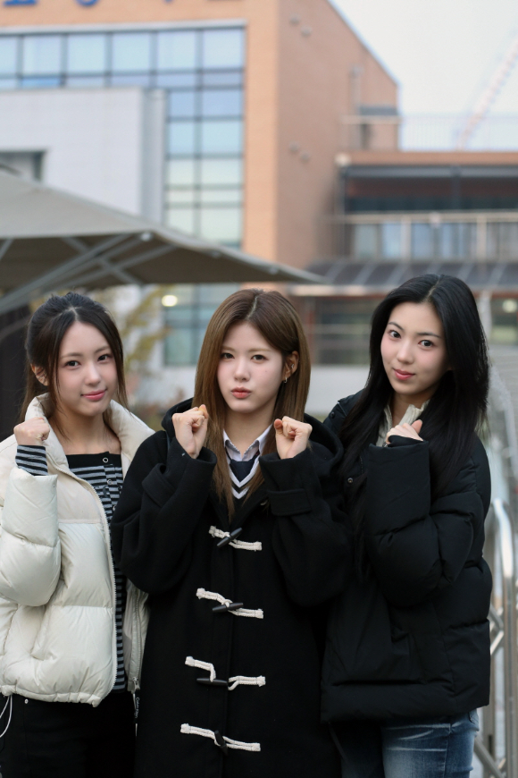 걸그룹 ifeye(이프아이) 멤버 라희가 대학수학능력시험(수능) 수험장에서 파이팅을 외치고 있다. [사진=하이헷엔터테인먼트]