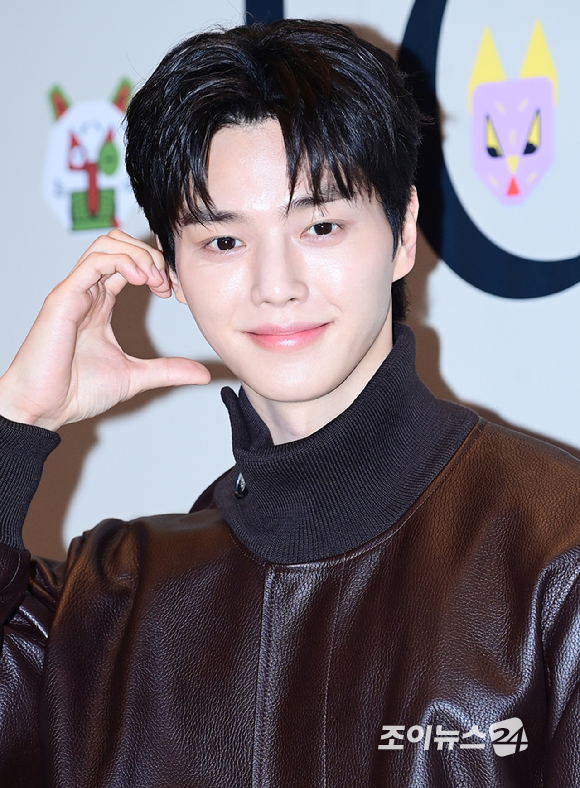 배우 송강이 20일 오후 서울 CGV 용산아이파크몰에서 열린 로에베 '루이스 웨인 사랑을 그린 고양이 화가' 스크리닝 이벤트 포토콜 행사에 참석하고 있다. [사진=정소희 기자]