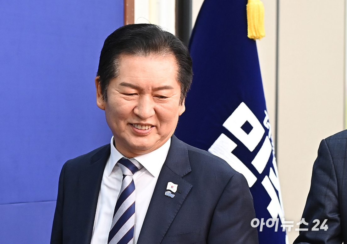 더불어민주당 정청래 대표가 지난 11월 21일 서울 여의도 국회에서 열린 최고위원회의에 참석하고 있다. [사진=곽영래 기자]