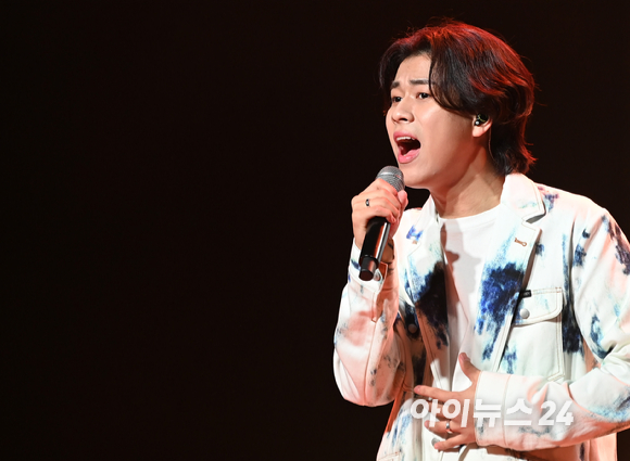 가수 이무진이 지난달 23일 오후 서울 강남구 청담동 일지아트홀에서 진행된 첫 번째 미니앨범 '룸(Room) Vol.1' 발매 기념 쇼케이스에 참석해 멋진 무대를 선보이고 있다. [사진=정소희 기자]