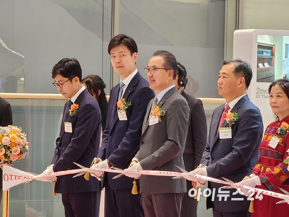 (왼쪽부터) 김준영 롯데프라퍼티스하노이 법인장, 신유열 롯데케미칼 상무, 정준호 롯데백화점 대표, 김상현 롯데 유통군 부회장이 '롯데몰 웨스트레이크 하노이' 공식 개장 커팅식에 참여한 모습. [사진=구서윤 기자]