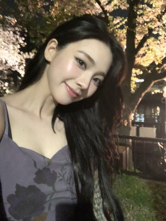 카리나, 벚꽃 앞에서 여친짤 대방출...남심 강탈