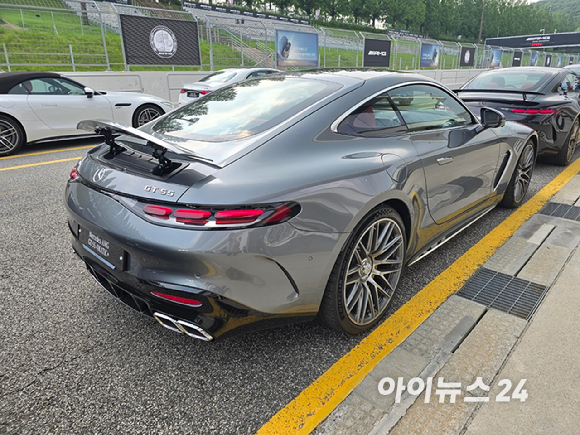 지난 29일 경기도 용인 AMG 스피드웨이에서 '더 뉴 메르세데스 AMG GT 55 4MATIC+' 차량이 주행 퍼포먼스를 하고 있다. [영상=김종성 기자]