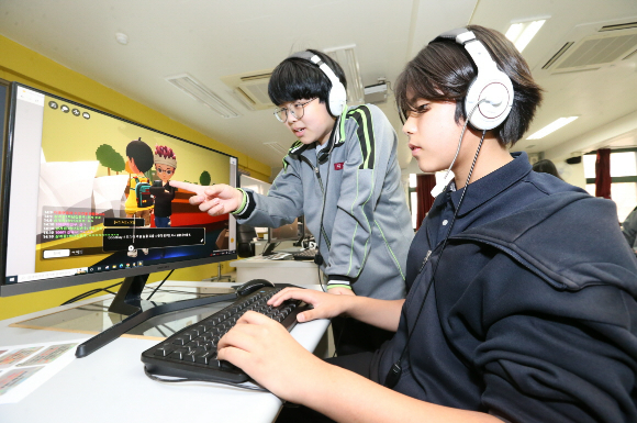 서울 상계중 학생들이 메타버스 '빌려쓰는 지구월드'의 기후위기 탈출 게임을 시범 체험하고 있다. [사진=LG생활건강]