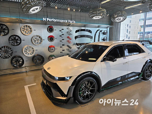 현대모터스튜디오 서울에 전시된 차세대 전동화 비전 'RN24 롤링랩'. [사진=김종성 기자]