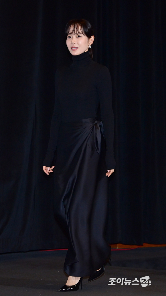 배우 손예진이 17일 오후 부산광역시 해운대구 영화의 전당에서 열린 제30회 부산국제영화제 개막작 영화 '어쩔수가 없다' (감독 박찬욱) 기자회견에 참석하고 있다. [사진=정소희 기자]