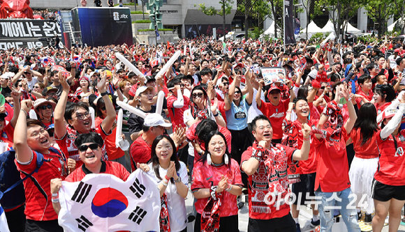 2026 북중미 월드컵 조별리그 대한민국과 체코의 첫 경기가 열리는 12일 서울 종로구 광화문광장에서 첫 승리를 기원하는 거리응원이 펼치고 있다. 황인범의 동점골에 기뻐하는 시민들. [사진=곽영래 기자]