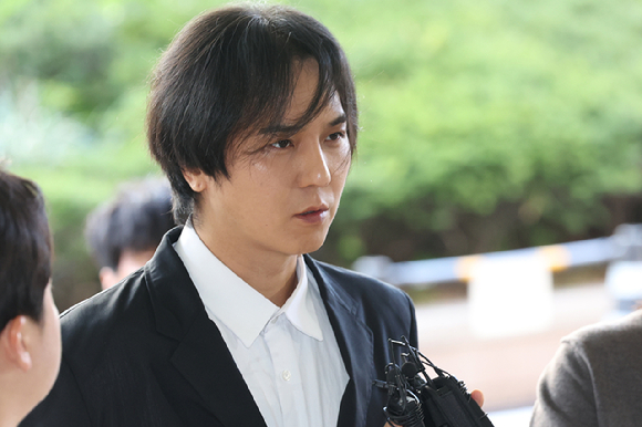 병역법 위반 혐의로 재판에 넘겨진 그룹 위너 송민호가 1일 서울 서부지법에서 열린 1심 선고공판을 앞두고 취재진 앞에서 입장을 전하고 있다. [사진=연합뉴스]