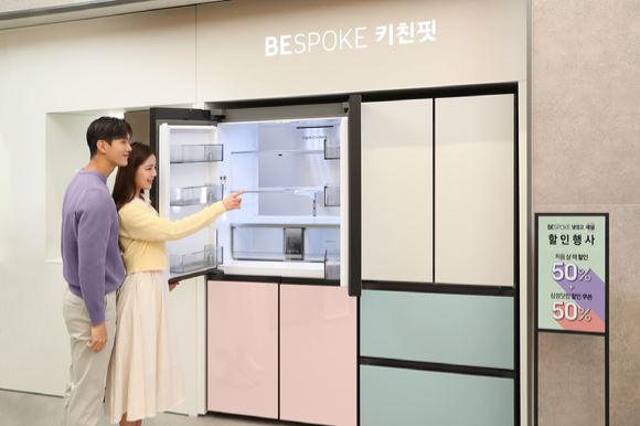 삼성전자 모델이 서울 대치동에 위치한 삼성스토어 대치점에서 비스포크 냉장고 구매시 50% 할인 혜택을 받을 수 있는 '비스포크 패널 할인행사'를 소개하고 있다. [사진=삼성전자]