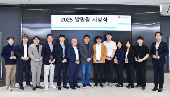 LG에너지솔루션이 서울 여의도 파크원 본사에서 진행한 '2025 발명왕·출원왕' 시상식에서 수상자들이 기념촬영하고 있다. [사진=LG에너지솔루션]