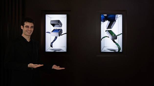 삼성전자 모델이 무안경 3D 디스플레이 32형 '스페이셜 사이니지' 신제품을 소개하고 있다. [사진=삼성전자]