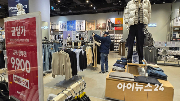 28일 서울 송파구 NC베이직 NC백화점 송파점에서 한 소비자가 상품을 둘러보고 있다. [사진=진광찬 기자]