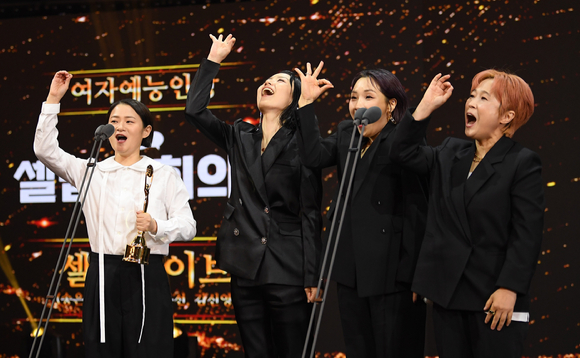 셀럽파이브 김신영-안영미-신봉선-송은이가 19일 인천광역시 중구 파라다이스시티에서 열린 '제1회 청룡시리즈어워즈' 시상식에서 여자예능인상을 수상하고 소감을 전하고 있다. [사진=청룡시리즈어워즈 사무국]