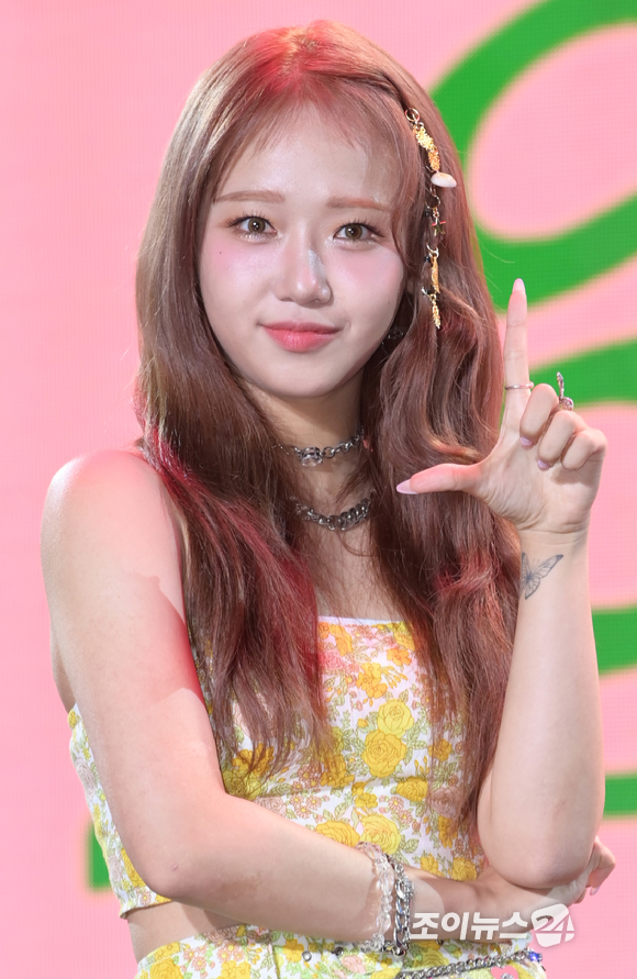 그룹 위키미키 최유정이 14일 오후 서울 강남구 일지아트홀에서 진행된 최유정 첫 번째 솔로 싱글 앨범 '선플라워'(Sunflower) 발매 기념 쇼케이스에 참석해 포즈를 취하고 있다. [사진=정소희 기자]