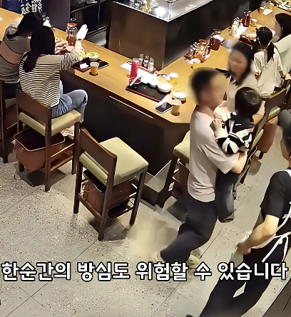 식당에서 의자에 위험하게 서려다 넘어질 뻔한 남자아이를 극적으로 구한 식당 직원의 영상이 누리꾼들 사이에서 화제가 되고 있다. 영상은 사회관계망서비스(SNS) 캡처. [영상=X@k-wow]