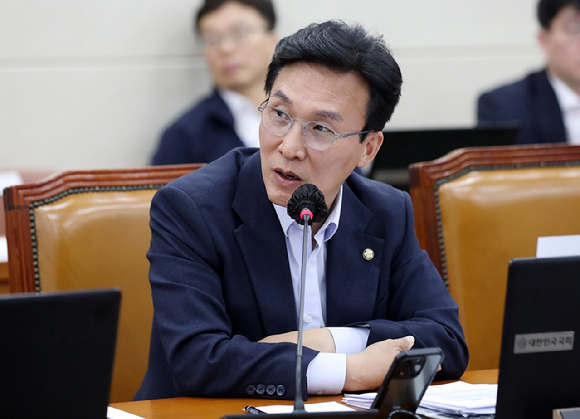 김민석 더불어민주당 의원이 지난 10월 국회에서 열린 보건복지위원회 국정감사에서 질의하고 있다. [사진=뉴시스]