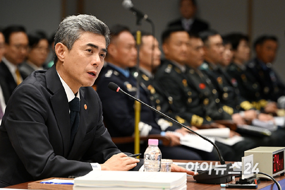 강신철 국방부 장관이 7일 오전 서울 용산구 국방부에서 열린 국회 국방위원회의 국방부에 대한 국정감사에서 의원 질의에 답하고 있다. [사진=국회사진기자단 ]