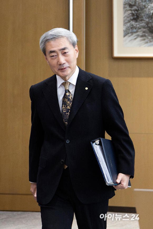 신현송 한국은행 총재가 22일 오전 서울 중구 한국은행에서 열린 금융통화위원회 본회의에 참석해 의사봉을 두드리고 있다. 2026.10.22. [사진=사진공동취재단]