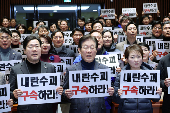 서울구치소에서 석방된 윤석열 대통령이 8일 서울 한남동 관저 앞에서 차에서 내려 지지자들에게 손을 들어 보이고 있다. 2025.3.8 [사진=연합뉴스]