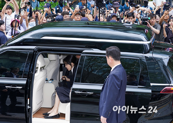 윤석열 전 대통령의 부인 김건희 여사가 6일 서울 종로구 KT광화문빌딩 웨스트에 마련된 민중기 특별검사팀 사무실에 출석하기 위해 차량에서 내리고 있다. [사진=사진공동취재단]