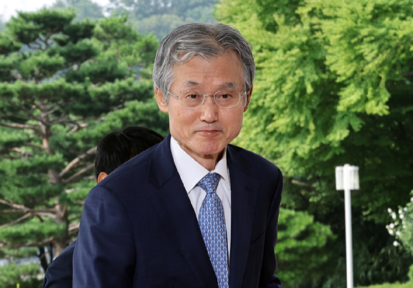 조희대 대법원장이 19일 서울 서초구 대법원으로 출근하고 있다. 조 대법원장은 지난 18일 노태악 전 대법관과 이흥구 대법관 후임으로 손봉기 대구지방법원 부장판사와 김성수 서울고등법원 부장판사를 이재명 대통령에게 임명 제청했다. 2026.8.19 [사진=연합뉴스]