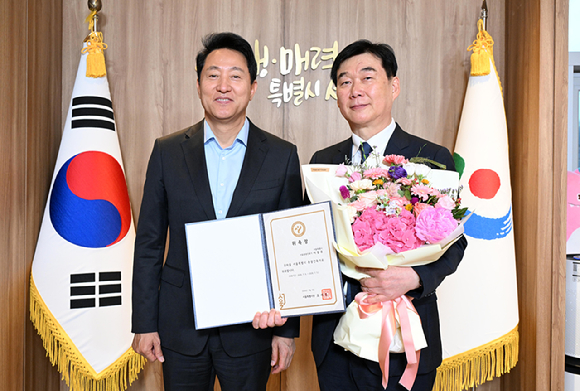 오세훈(왼쪽) 서울시장이 6일 집무실에서 이창무 한양대학교 도시공학과 교수를 제5대 서울총괄건축가로 위촉했다. [사진=서울시]
