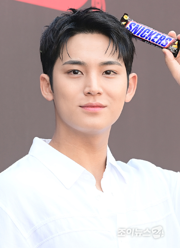 세븐틴(SEVENTEEN) 민규가 2일 오전 서울 성동구 성수동 엠엠성수에서 열린 스니커즈 에너지 스테이션 팝업 포토세션에 참석하고 있다. [사진=정소희 기자]