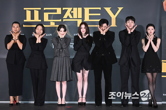 배우 정영주, 김신록, 한소희, 전종서, 김성철, 이재균, 유아가 8일 오후 서울 송파구 신천동&nbsp;롯데시네마 월드타워점에서 열린 영화 '프로젝트 Y' 언론시사회에서 포토타임을 갖고 있다. [사진=곽영래 기자]