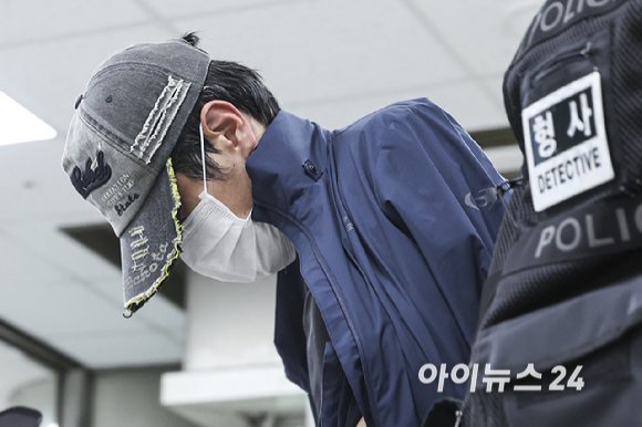 배우 김규리 씨 자택에 침입해 강도 행각을 벌인 혐의를 받는 40대 남성이 22일 오후 서울 서초구 서울중앙지법에서 열리는 구속 전 피의자 심문(영장실질심사)에 출석하고 있다. [사진=사진공동취재단]