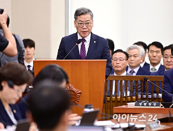 노태악 중앙선거관리위원장이 11일 오전 서울 여의도 국회에서 열린 행정안전위원회 전체회의에서 업무보고를 하고 있다. [사진=곽영래 기자]