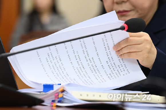 이혜훈 기획예산처 장관 후보자가 23일 오전 서울 여의도 국회 재정경제기획위원회에서 열린 인사청문회에서 천하람 개혁신당 의원에게 받은 비망록을 보고 있다. [사진=곽영래 기자]