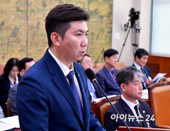 유승민 대한체육회장이 21일 서울 여의도 국회에서 열린 문화체육관광위원회 국정감사(대한체육회 등)에서 업무보고를 하고 있다. [사진=곽영래 기자]